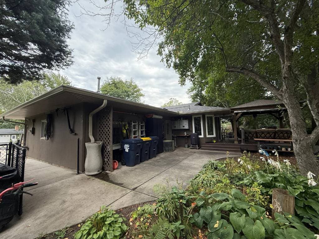 Gallery photos for Effortless Home Elegance with Durable Gutters: Image #1
